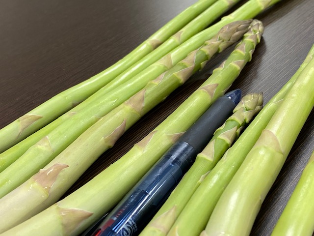 しかもスーパーでは見ない太さのアスパラ