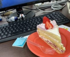 ケーキはオフィスでも在宅でも関係ないですが