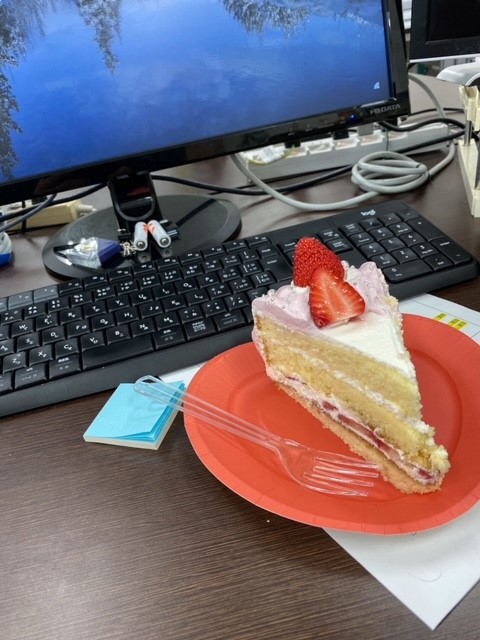 ケーキはオフィスでも在宅でも関係ないですが