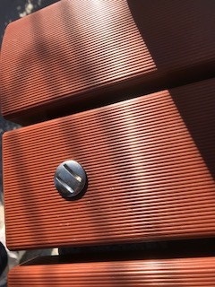 天板のネジは硬貨で取り外し可能です