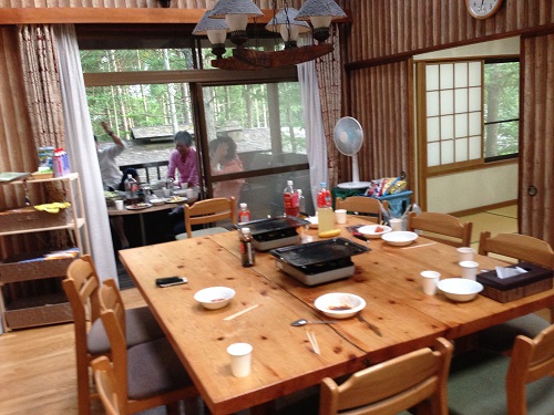 テラスと室内に分かれて15人でBBQ